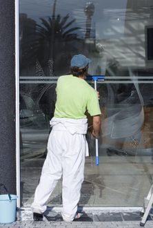 hombre limpiando ventana